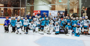 “Maxima” dāvina vārtsarga ekipējumu jaunajiem Rīgas hokejistiem