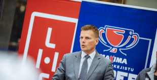 “Maxima” dāvina vārtsarga ekipējumu jaunajiem Rīgas hokejistiem