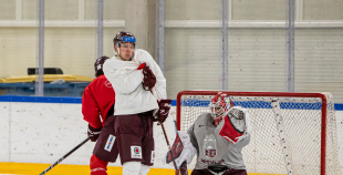 FOTO: Latvijas izlase pilnā sastāvā "slīpē" vairākumu