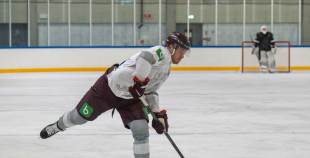 FOTO: Latvijas hokeja izlase gatavojas Pekinas olimpiskajām spēlēm