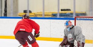 FOTO: Latvijas izlase pilnā sastāvā "slīpē" vairākumu