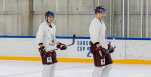 FOTO: Latvijas izlase pilnā sastāvā "slīpē" vairākumu