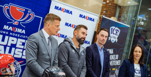 “Maxima” dāvina vārtsarga ekipējumu jaunajiem Rīgas hokejistiem