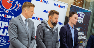 “Maxima” dāvina vārtsarga ekipējumu jaunajiem Rīgas hokejistiem