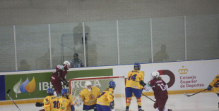 Latvijas sieviešu hokeja izlasei neveiksme pirmajā PČ spēlē