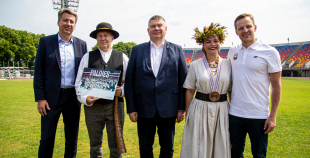 Latvijas hokeja izlase saņem solītās biļetes uz Dziesmu un Deju svētkiem