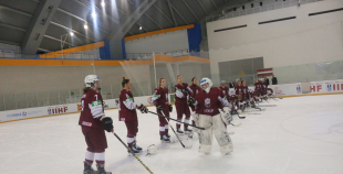 Latvijas sieviešu hokeja izlasei neveiksme pirmajā PČ spēlē