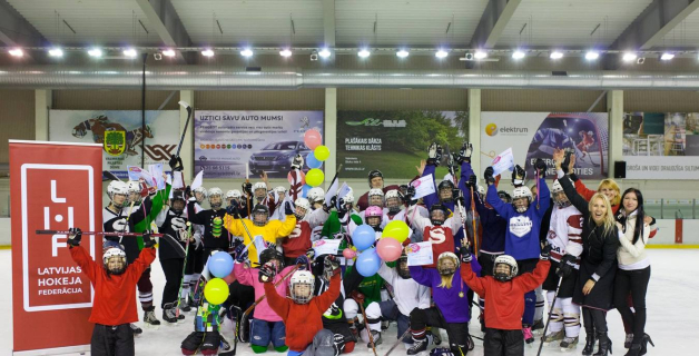 Jautrā gaisotnē aizvadīta Starptautiskā meiteņu hokeja diena