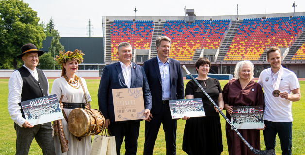 Latvijas hokeja izlase saņem solītās biļetes uz Dziesmu un Deju svētkiem