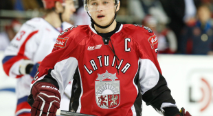 50. jubileju svin visvairāk spēļu Latvijas valstsvienībā aizvadījušais hokejists Rodrigo Laviņš