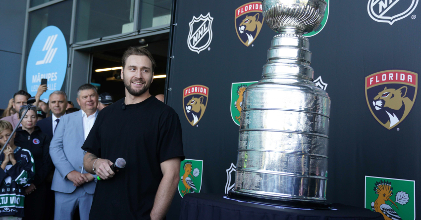 Latvian hockey player Uvis Balinskis brings back the Stanley Cup!